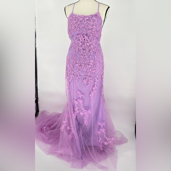 Elegant Lavender‎ Lace Prom Gown with Floral Embroidery Open Back Size 4 Long - Picture 1 of 13